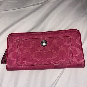 Vintage Hot pink 🩷 Coach wallet! Never used in pretty good condition!!